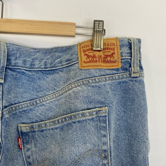 Levis High Waisted Mom Jean Distressed Size 34 Light Wash Denim - Picture 4 of 4